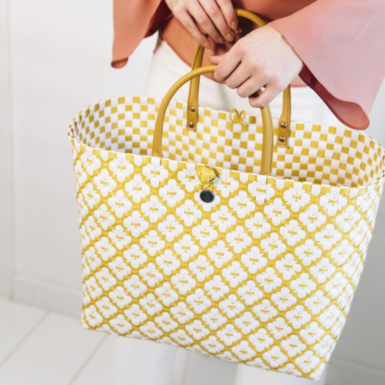 handed by motif handtasche mustard getragen 93448