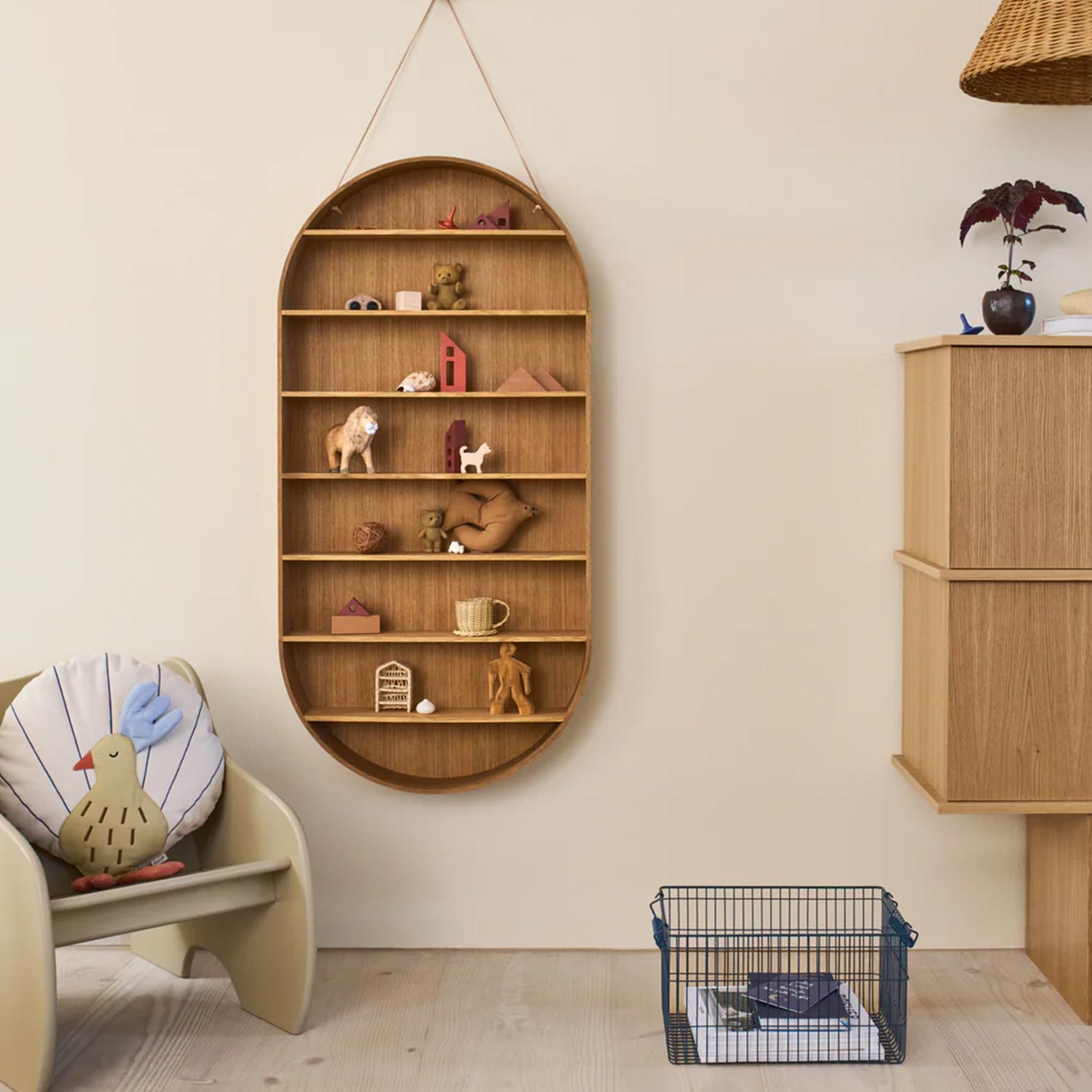ferm LIVING Cala Stackable Basket Stapelbarer Netzkorb auf dem Boden 104270