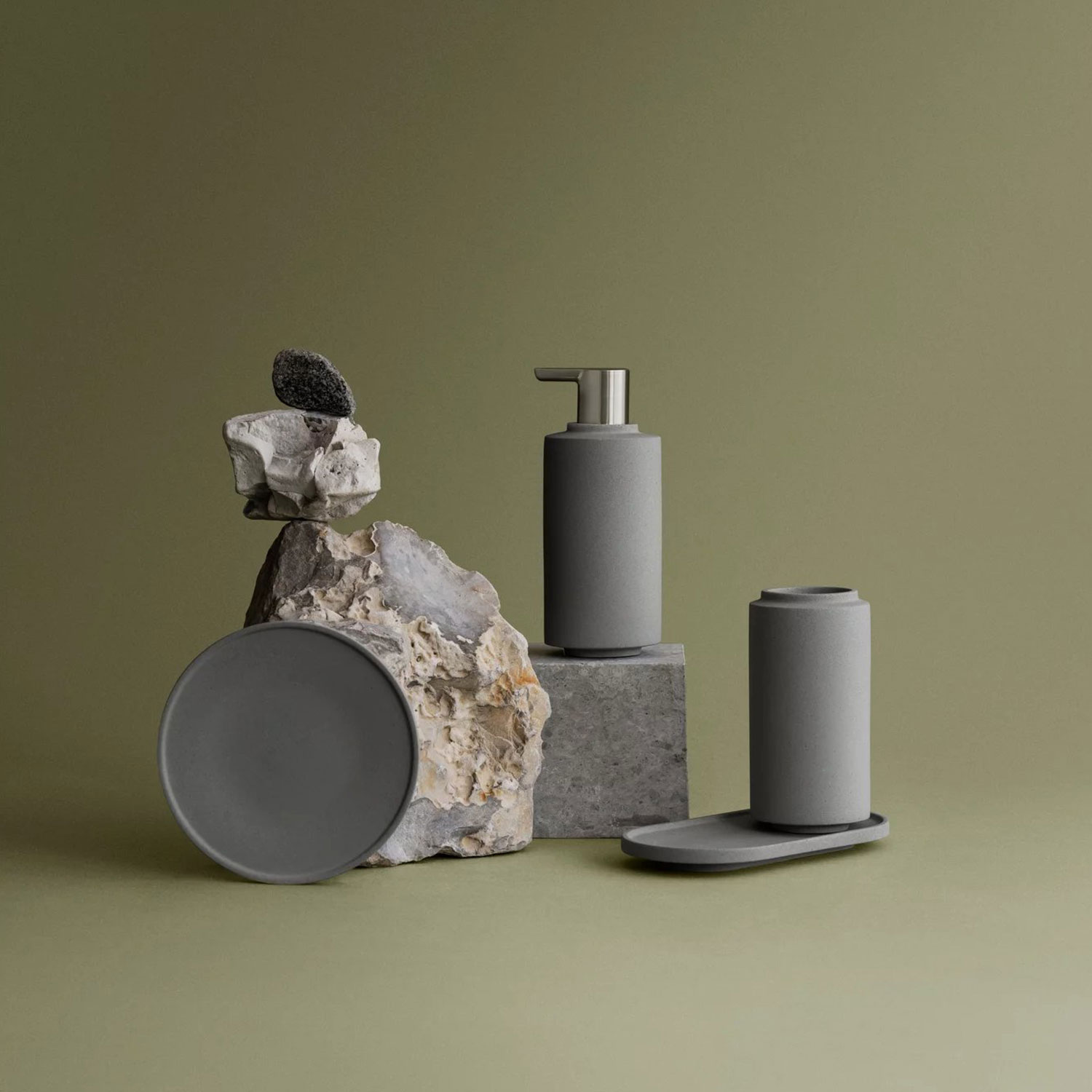 blomus CRETO Seifenschale micro grey 65496 mit gruenem Hintergrund 104884