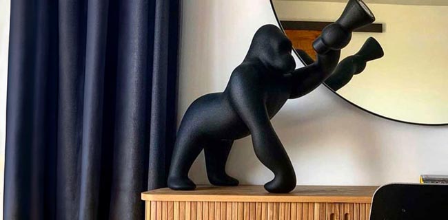 Qeeboo Kong Leuchte XS auf einer Kommode in schwarz