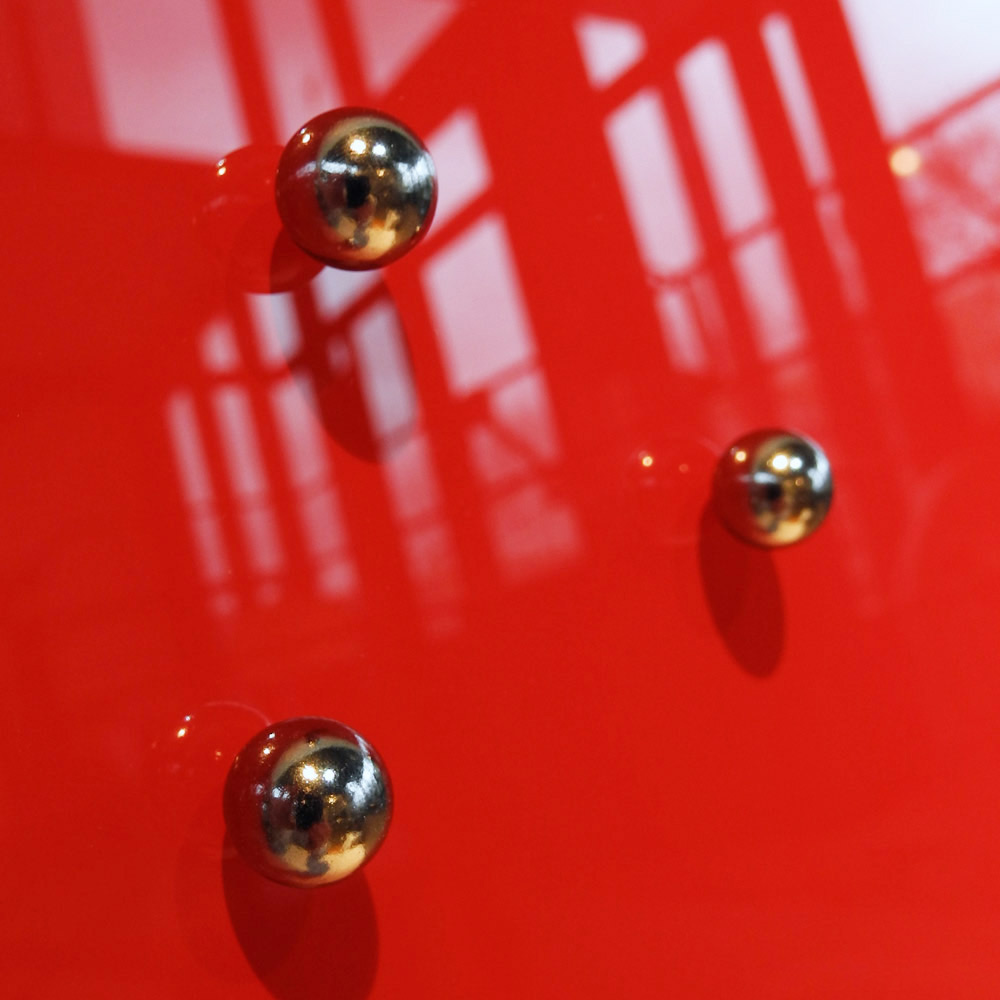 raum blick magente rot kugeln 13370