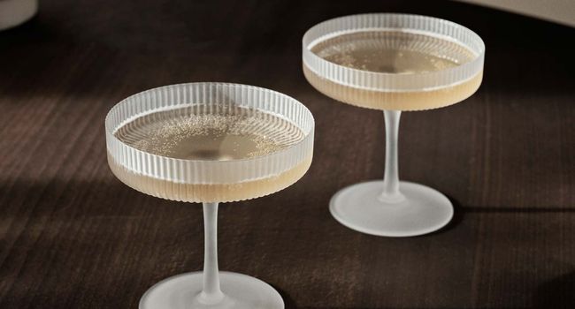 Ferm Living Ripple Ripple Champagnerschalen 2er-Set auf Tisch