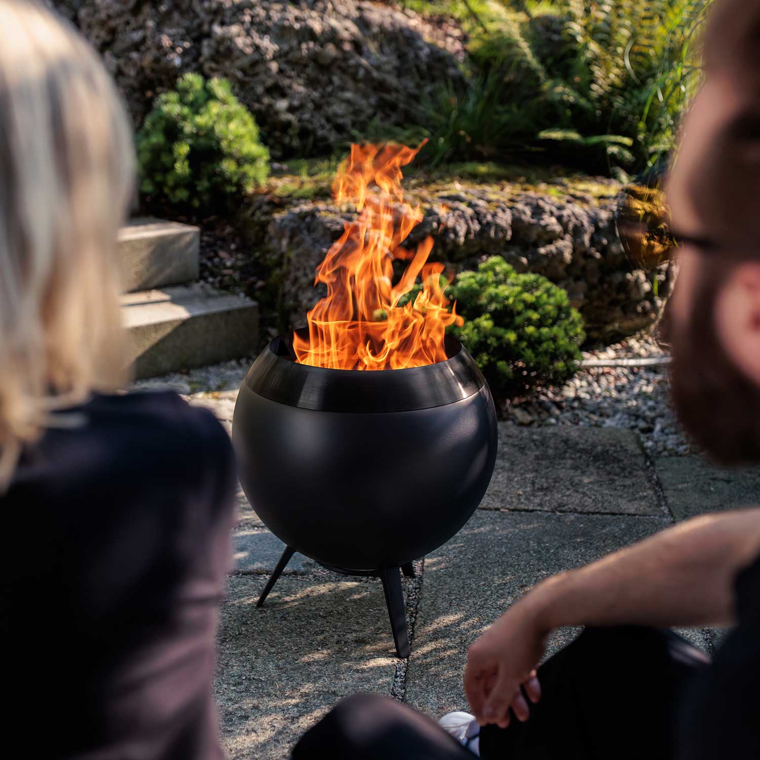 Höfats - MOON 45 all black Feuerkorb mit hohem Fuß