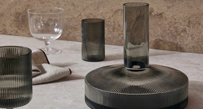 Ferm Living Ripple Ripple Weinkaraffe auf Tisch
