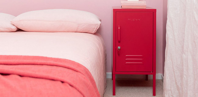 Mustard Made The Shorty berry neben Bett