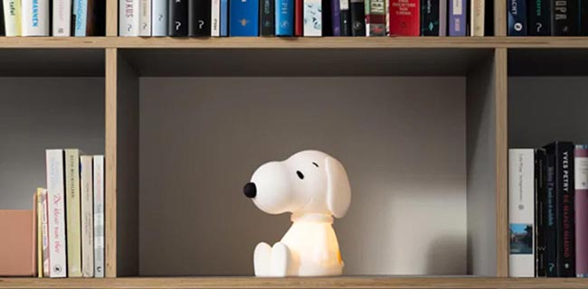 MrMaria Snoopy First Light im Bücherregal