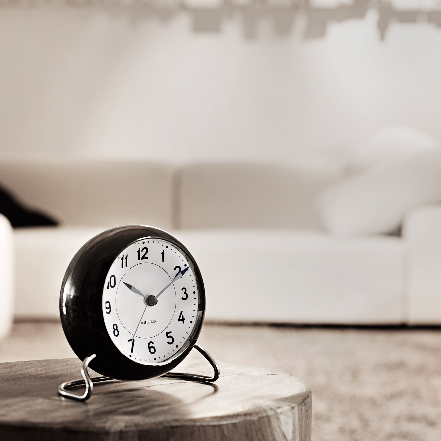 Arne Jacobsen Station Tischuhr 43672