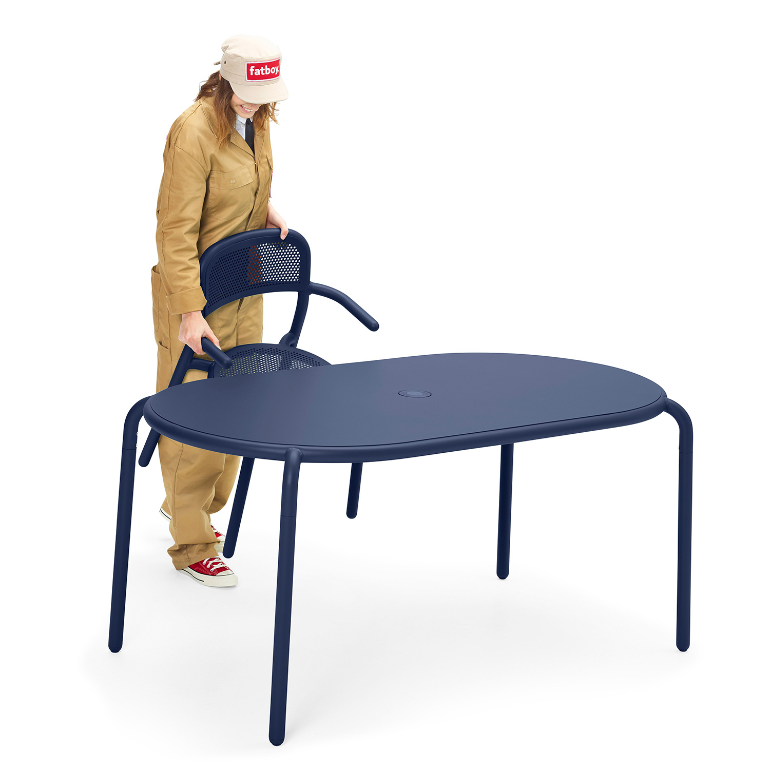 fatboy toni tavolo tisch dark ocean mit frau 66441