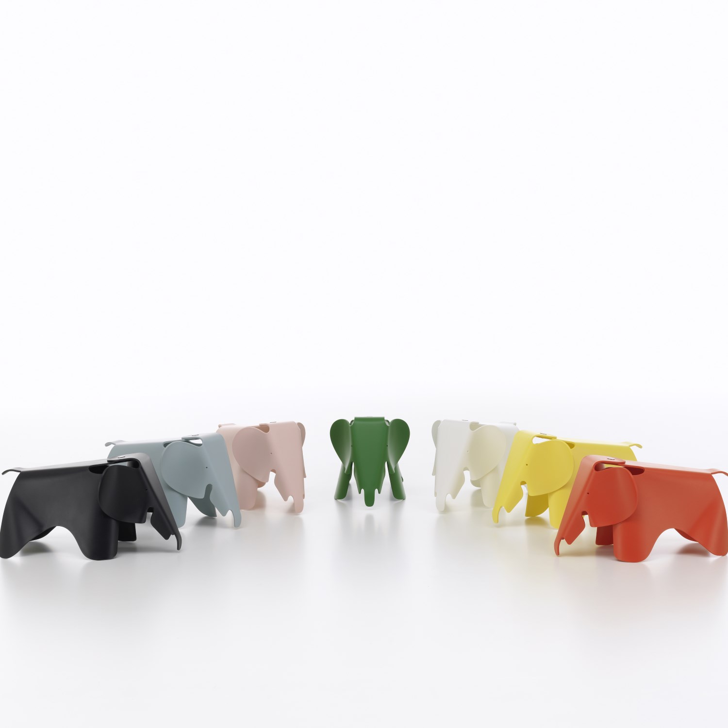 Eames Elephant (small) group ambiente