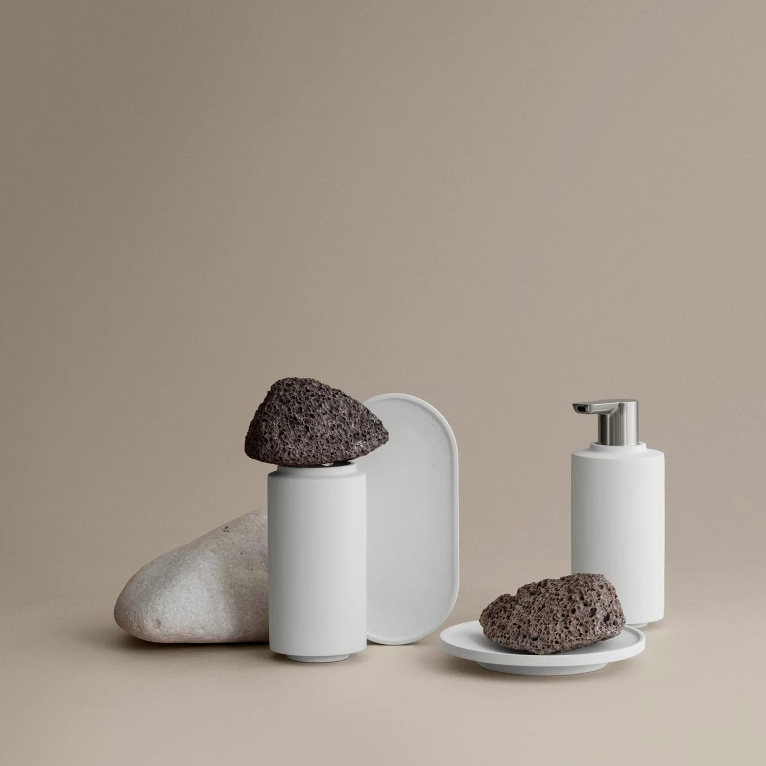 blomus CRETO Seifenspender lily white 65488 mit graeulichem Hintergrund 104624