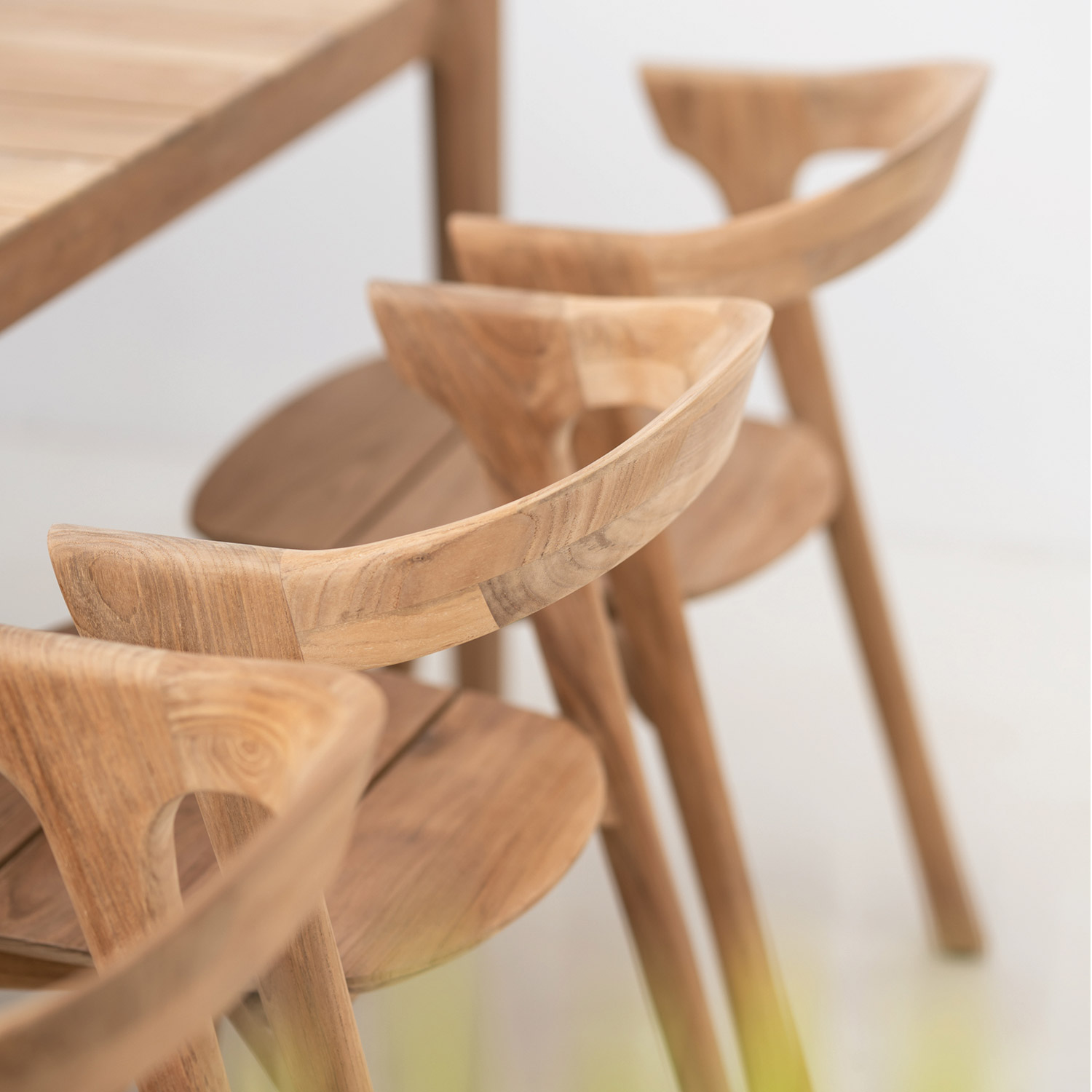 ethnicraft bok stuhl fuer draussen tafel ambiente lehne close up 90890