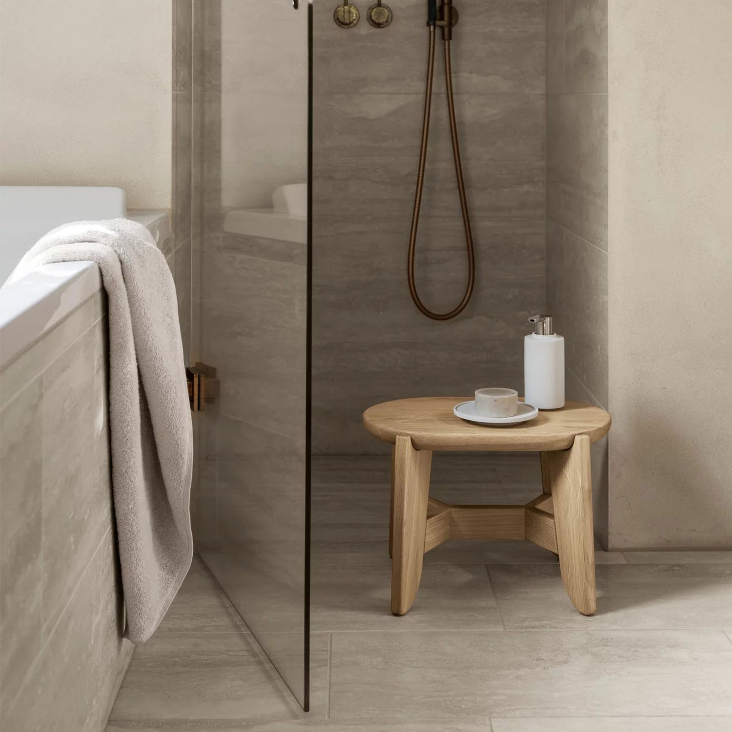 blomus CRETO Seifenspender lily white 65488 auf Tischchen im Badezimmer 104622