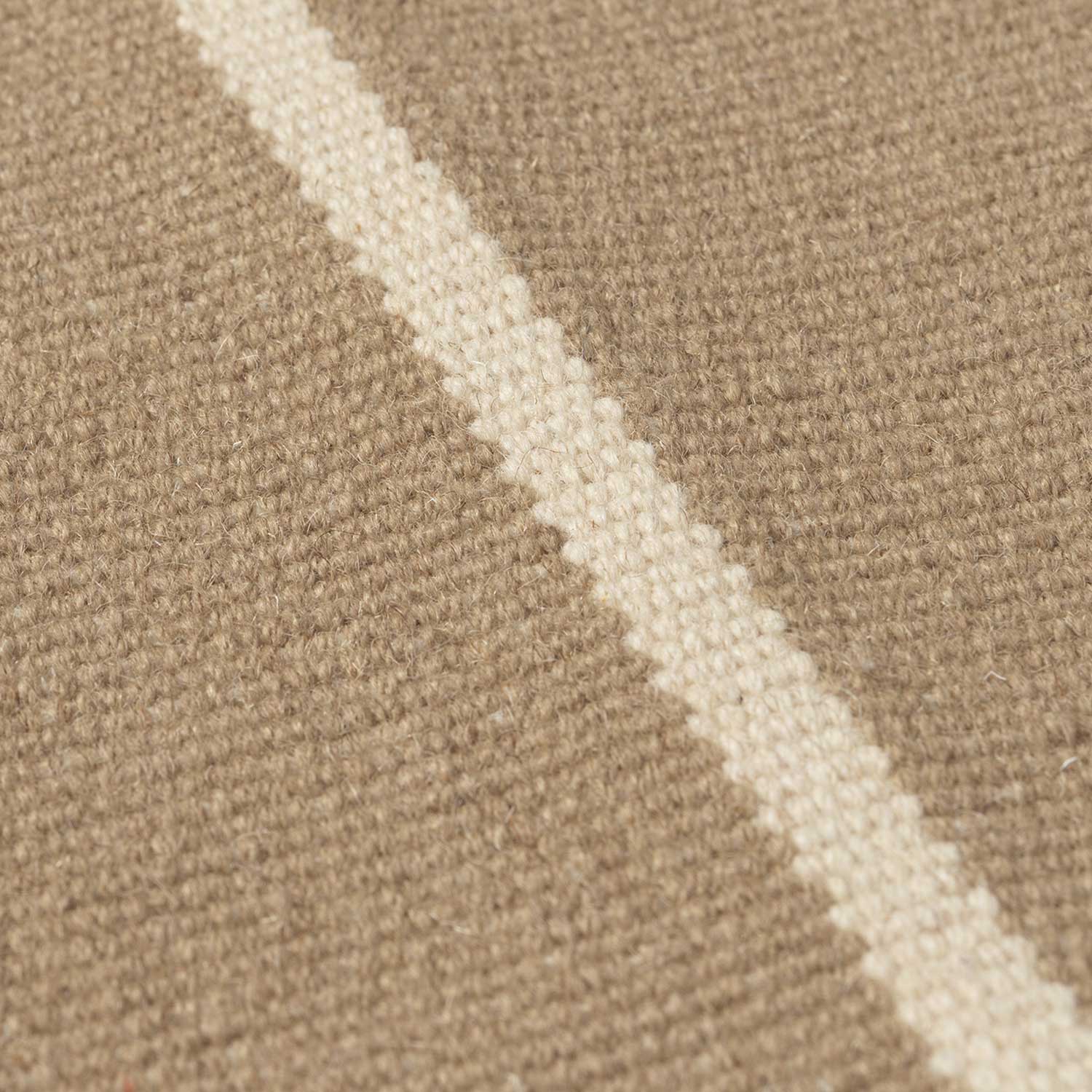 fermLIVING Calm Kelim Fussmatte DarkSandOffWhite Detailaufnahme 1104268442 101101