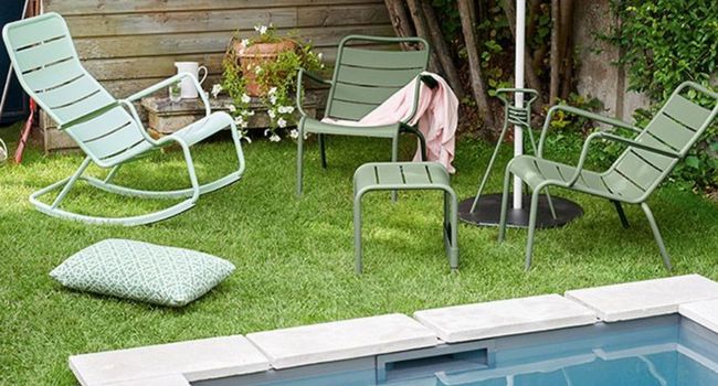 Fermob Luxembourg Luxembourg kleiner Tisch / Fußablage neben Swimmingpool