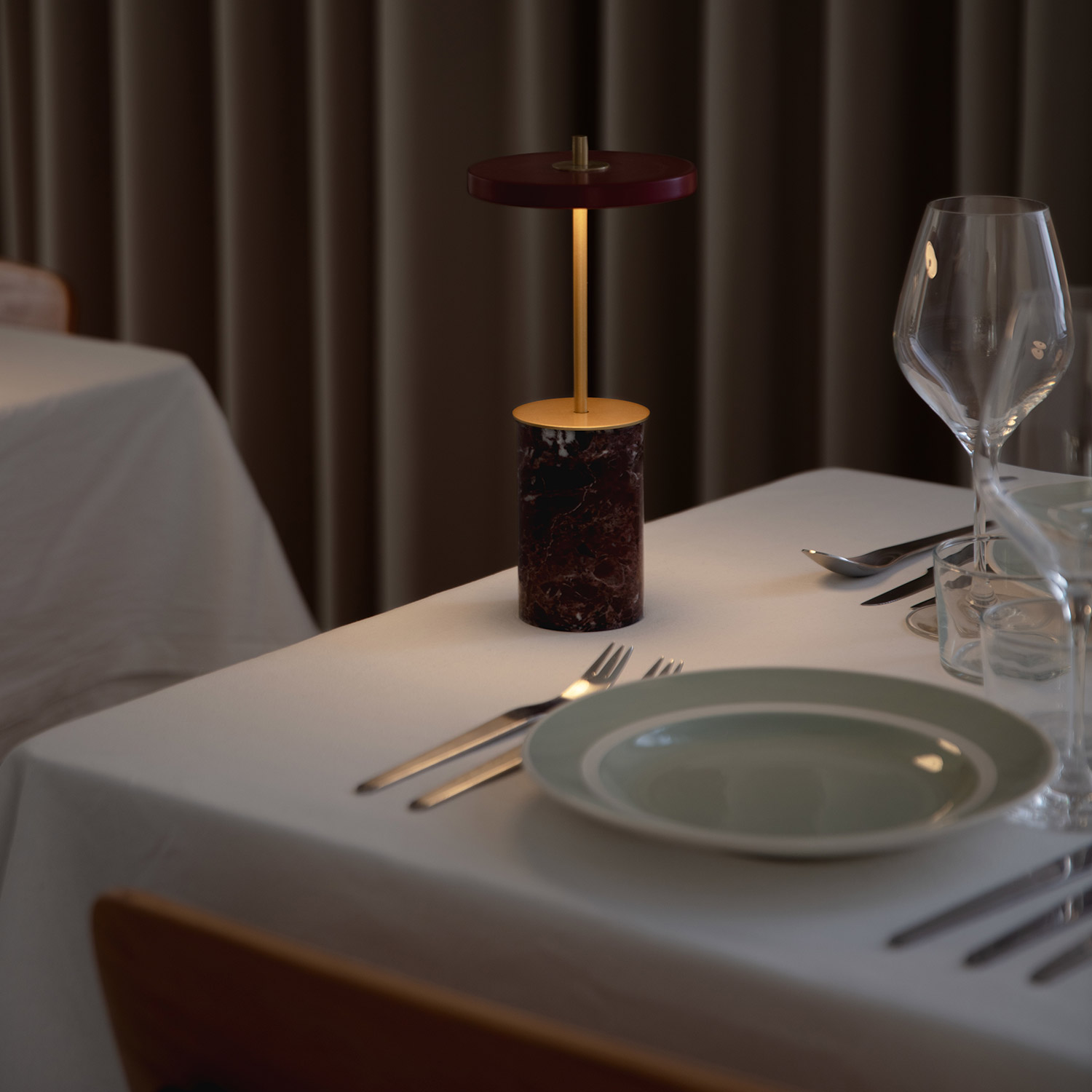 UMAGE asteria move mini red marble tischlampe 100929