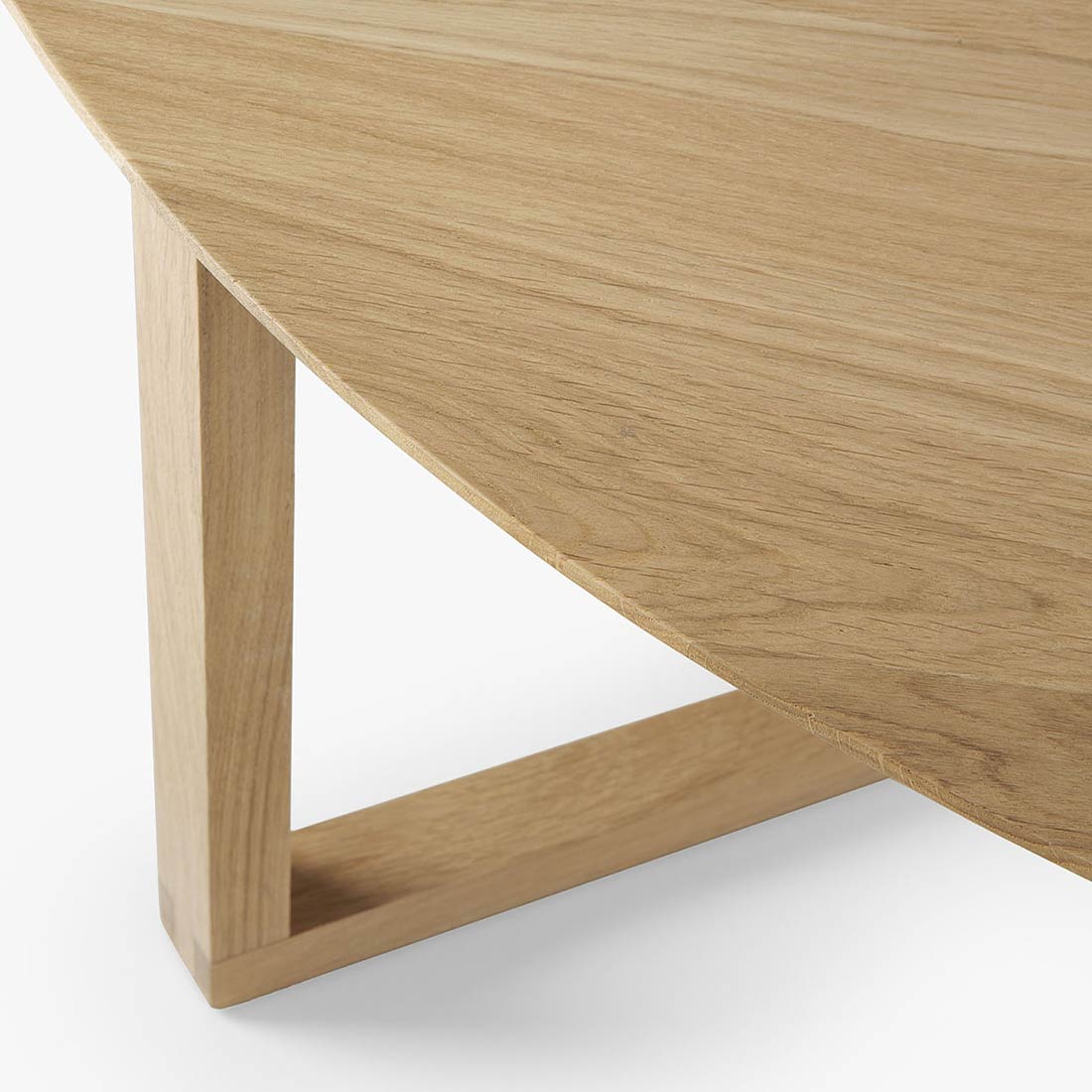 extreme close up tischoberflaeche tripod couchtisch ethnicraft 88916