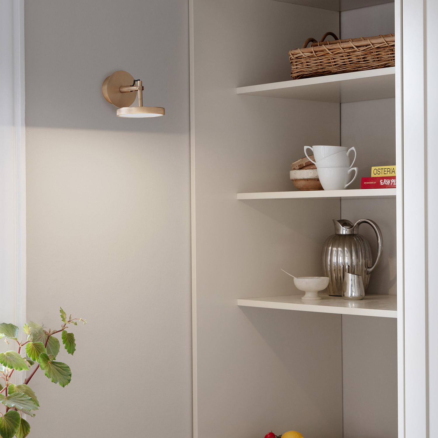 UMAGE asteria spot brass wandleuchte 100945