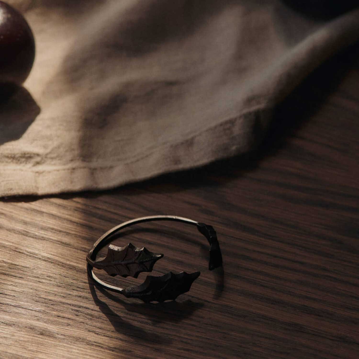 Ferm Living - Holly Leaf Serviettenringe 4er-Set black brass