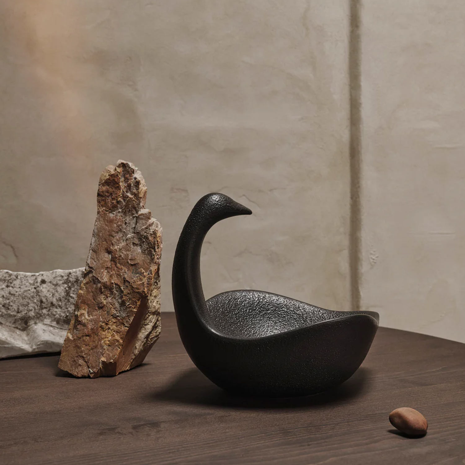 ferm LIVING Swan Tischdekoration schwarz 1104270029 auf Tischplattel 104325