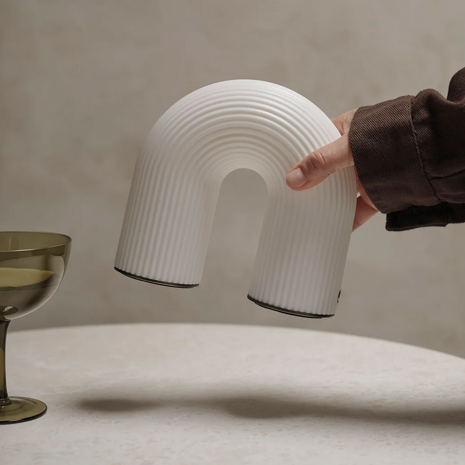 ferm LIVING Vuelta Mobile Lampe weiss 1104270173 in der Hand 104280