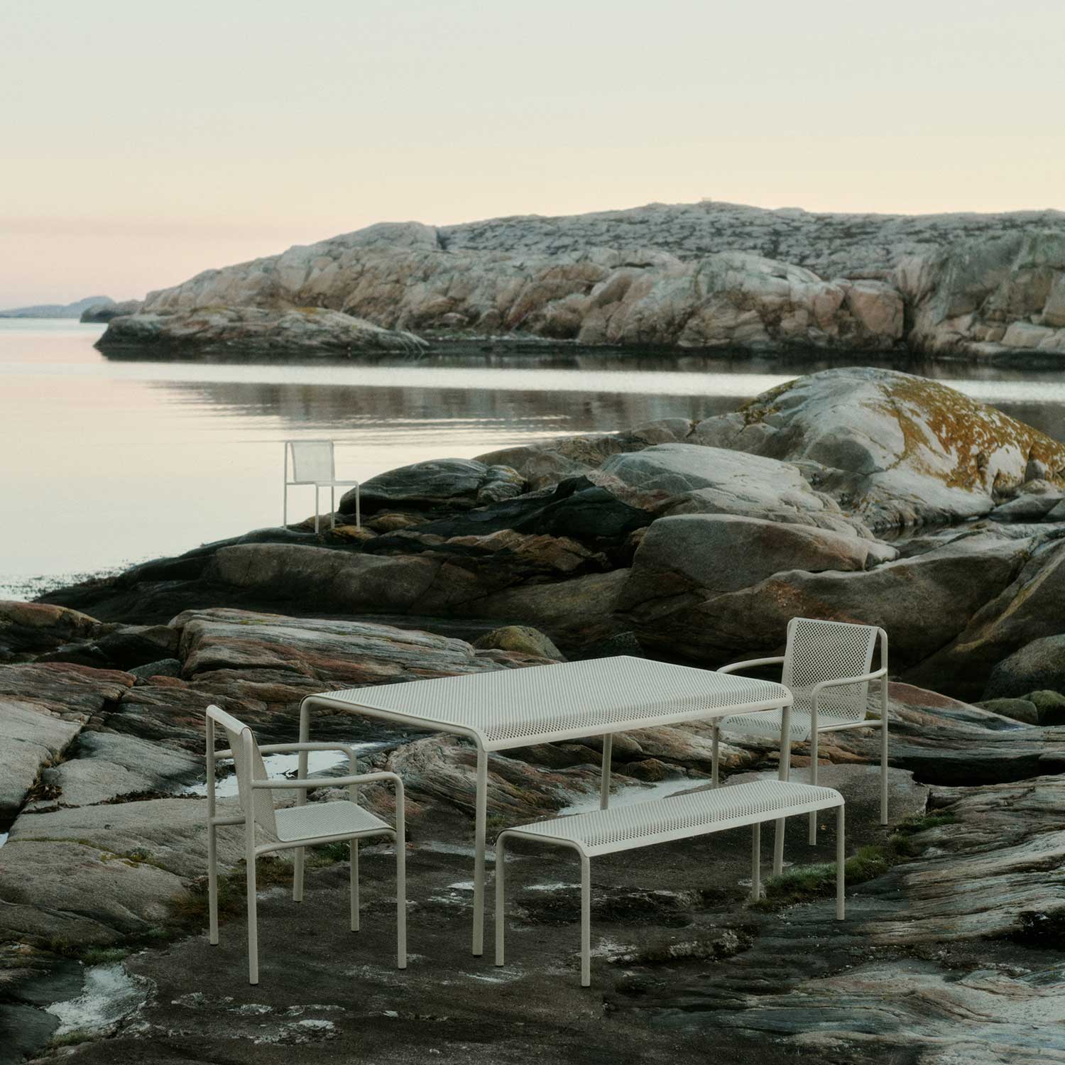 Ferm Living - Dapple Outdoor Tisch 160x90 cm cashmere