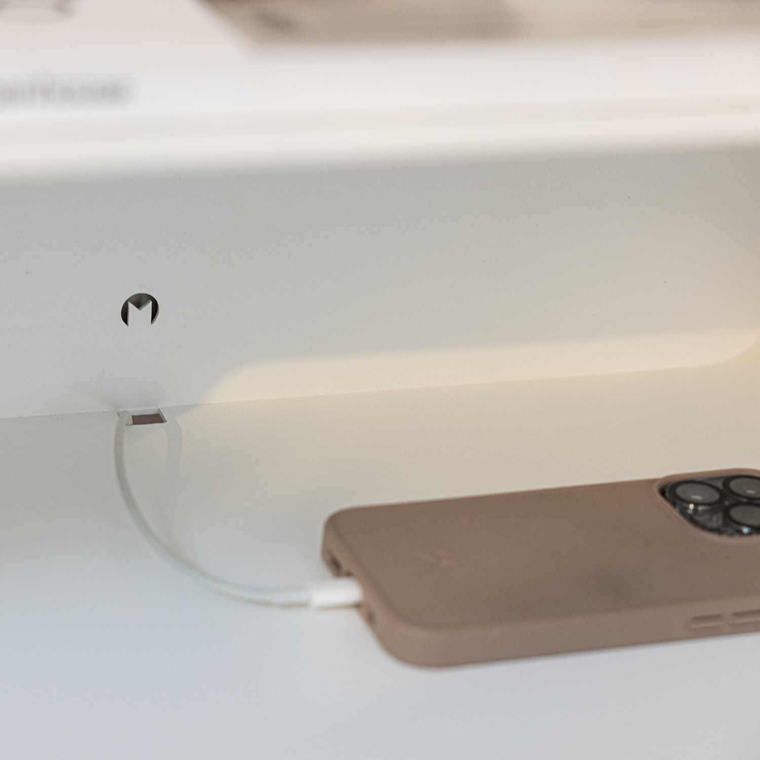 metallbude nelio nachttisch weiss schlafzimmer kabeldurchfhrung 96957