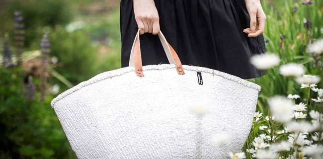 Mifuko Kiondo Korb weiß als Handtasche draußen