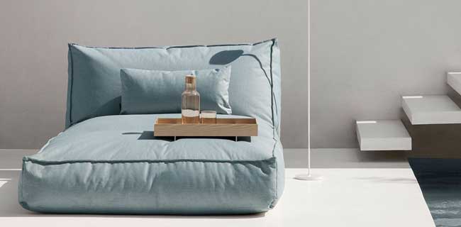 blomus Daybed blau auf Terrasse