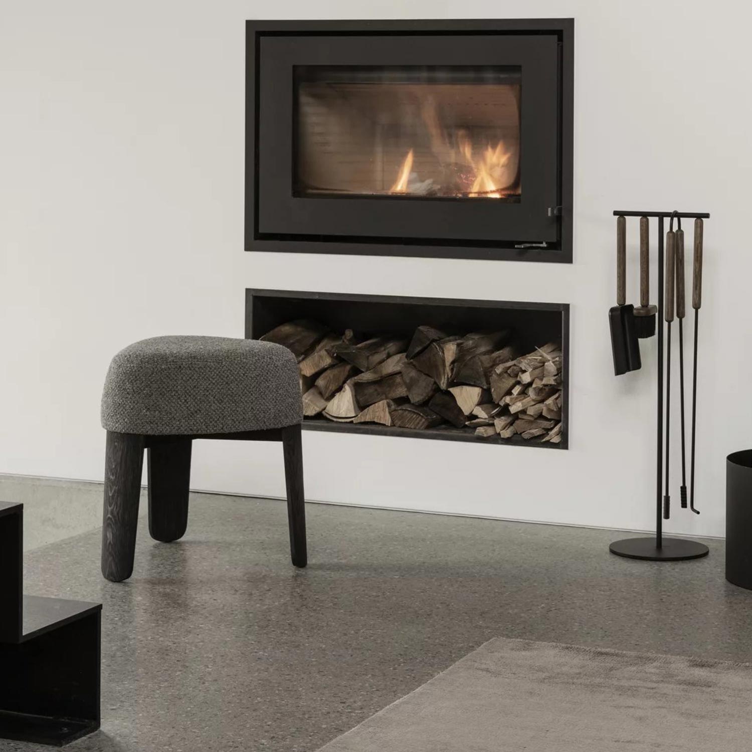 blomus KOUN Hocker vor Kamin 102755