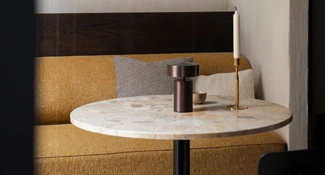 Audo Lampe Column Tischleuchte auf Beistelltisch