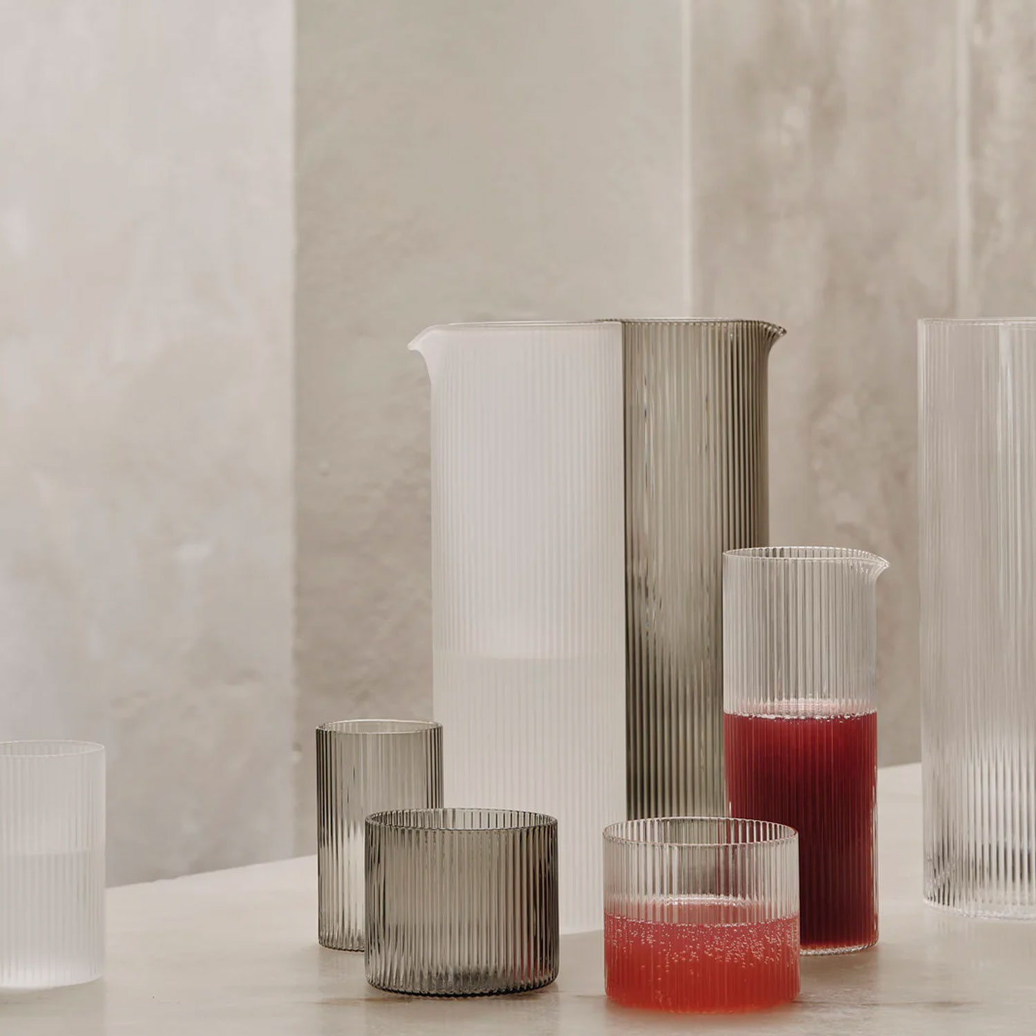 ferm LIVING Ripple Milchkaennchen klar 1104270135 auf Tisch 104483