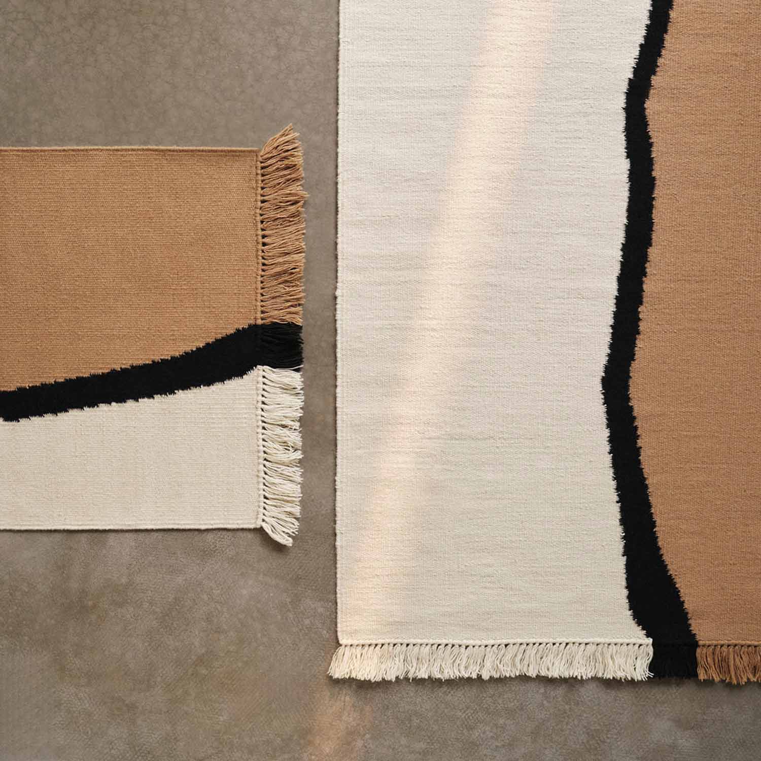ferm LIVING Soli Kelim Teppich dark sand off white Auf Boden 104414