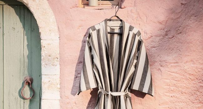 Ferm Living Textil Field Robe Bademantel aufgehängt an Wand