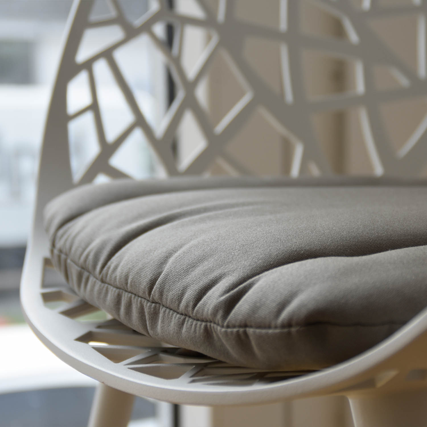 Taupe Sitzkissen Solids Forest nah seite