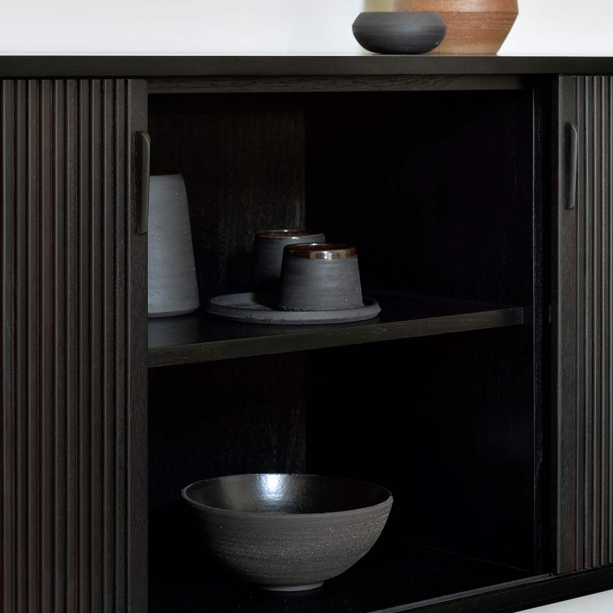 ethnicraft roller max anrichte geoeffnete tuer mit inhalt 85513