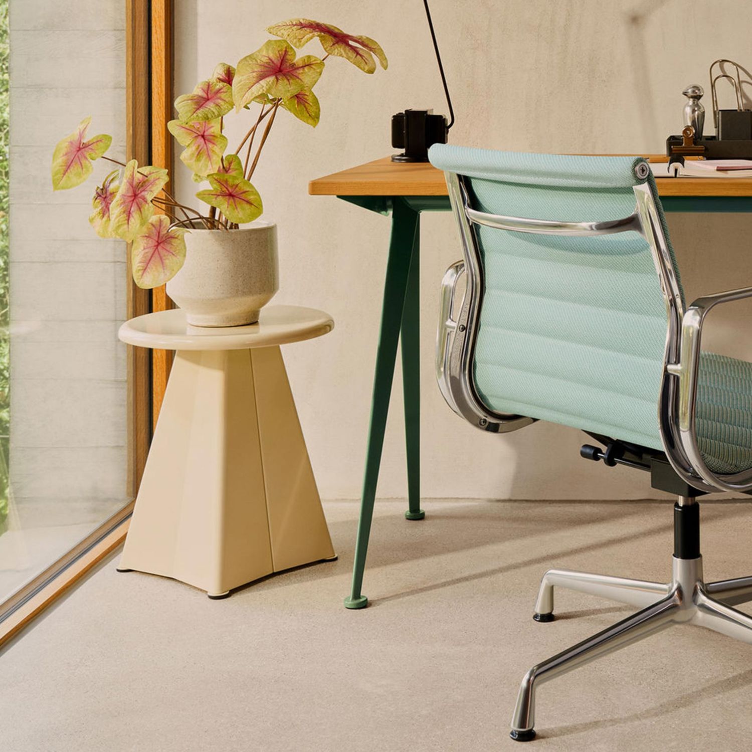 Vitra - Tabouret Métallique Hocker Prouvé Blanc Colombe