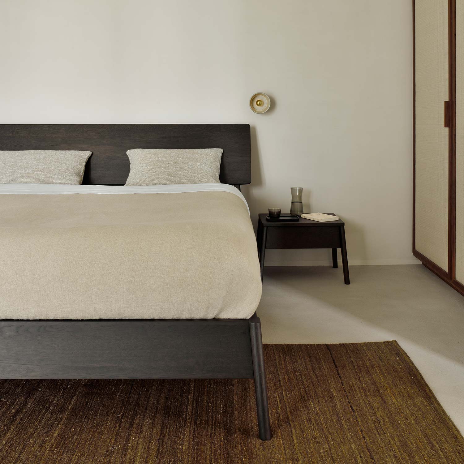 ethnicraft air bettgestell eiche dunkel mit nachtisch 103922