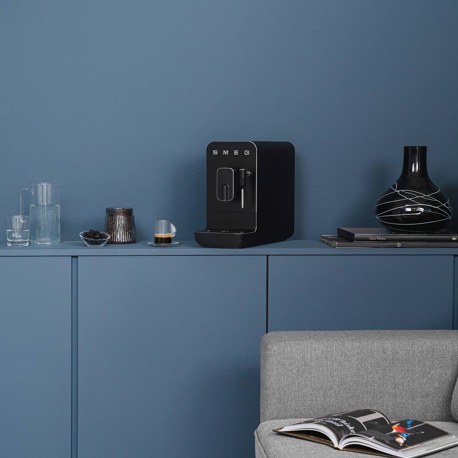 smeg kaffeevollautomat bcc02 full black ambiente 84818