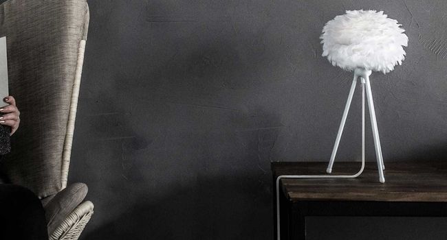 UMAGE Tischleuchte Set EOS Tischleuchte mit Tripod auf Beistelltisch