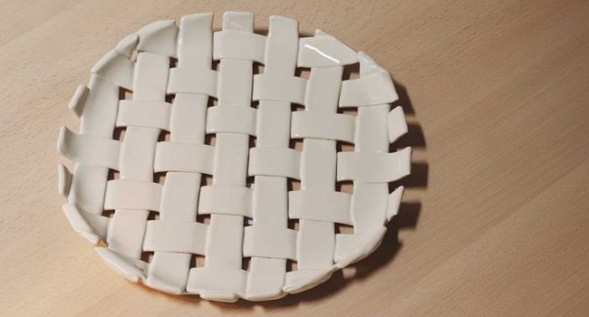 Ferm Living Teller Plait Servierteller auf Holztisch