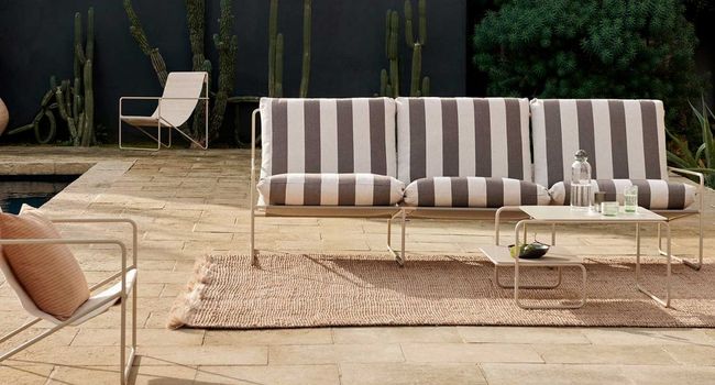 Ferm Living Sofa Desert 3-Sitzer Sofa auf Terrasse