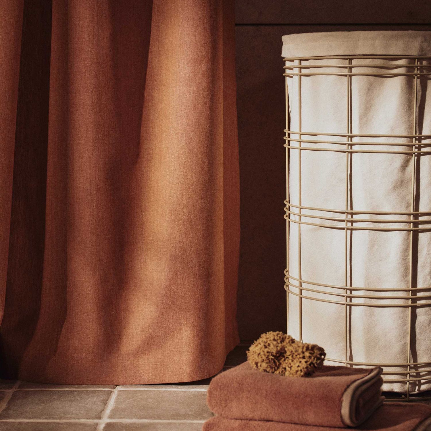 Ferm Living - Fio Wäschekorb cashmere/natural hoch