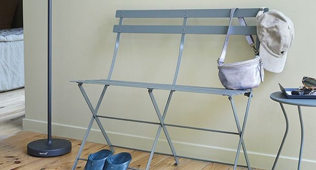 Fermob Bank Bistro Gartenbank klappbar an Wand im Zimmer