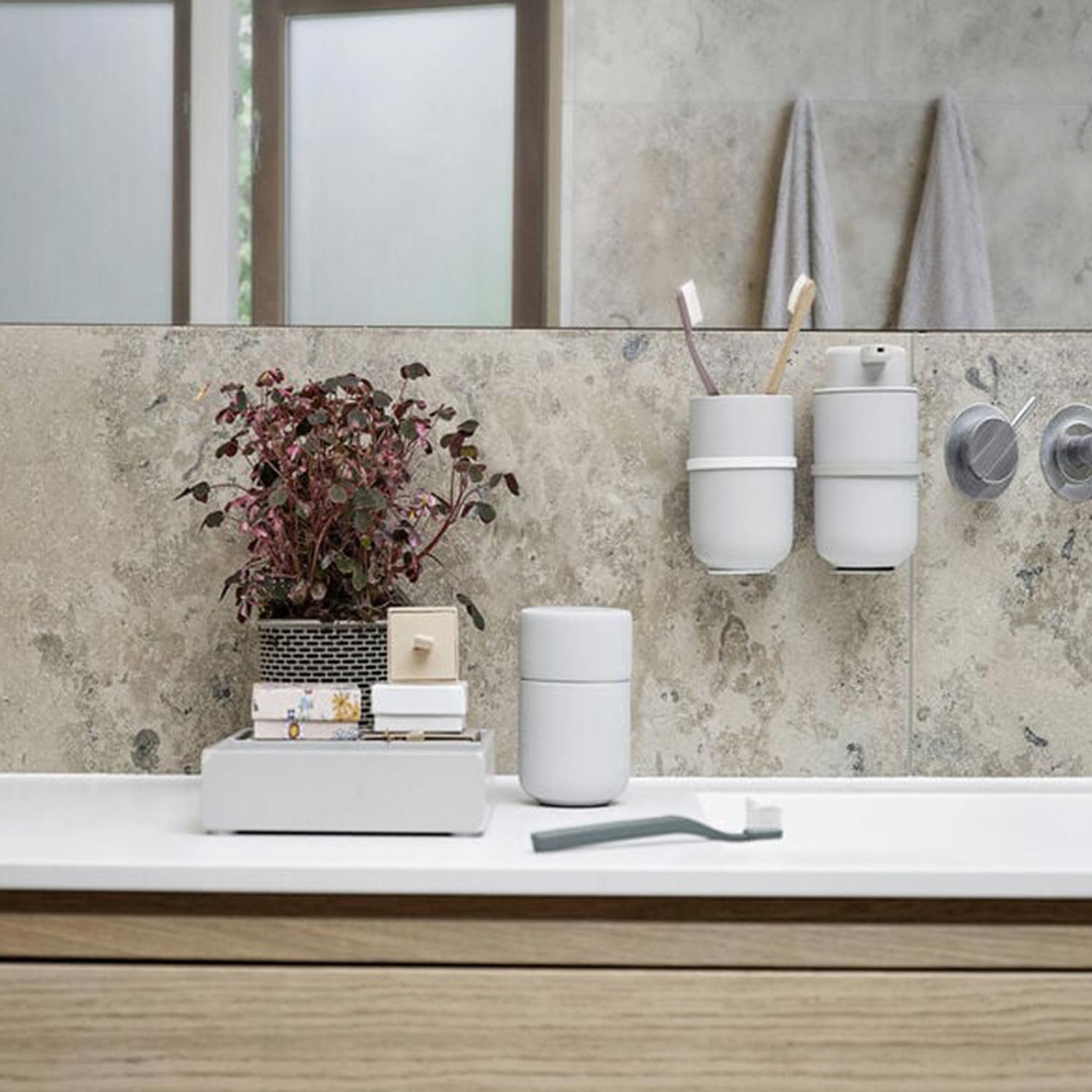 Zone Denmark Ume Seifenspender 250 ml schwarz Ambiente 5 105191