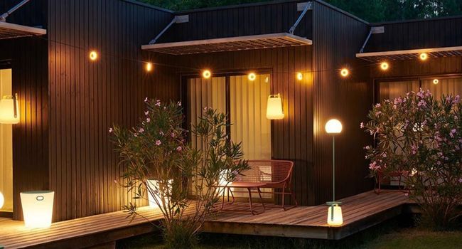 Fermob Lampe Hoop LED Lichterkette am Haus