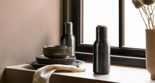 Audo Küche Bottle small Mühlen Set auf Fensterablage