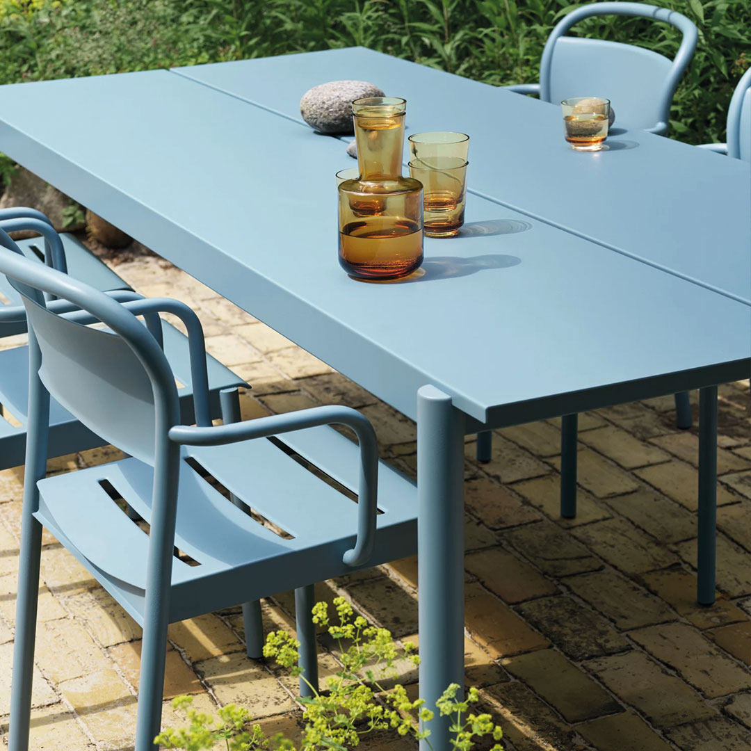 muuto linear steel gartentisch pale blue close up 85141