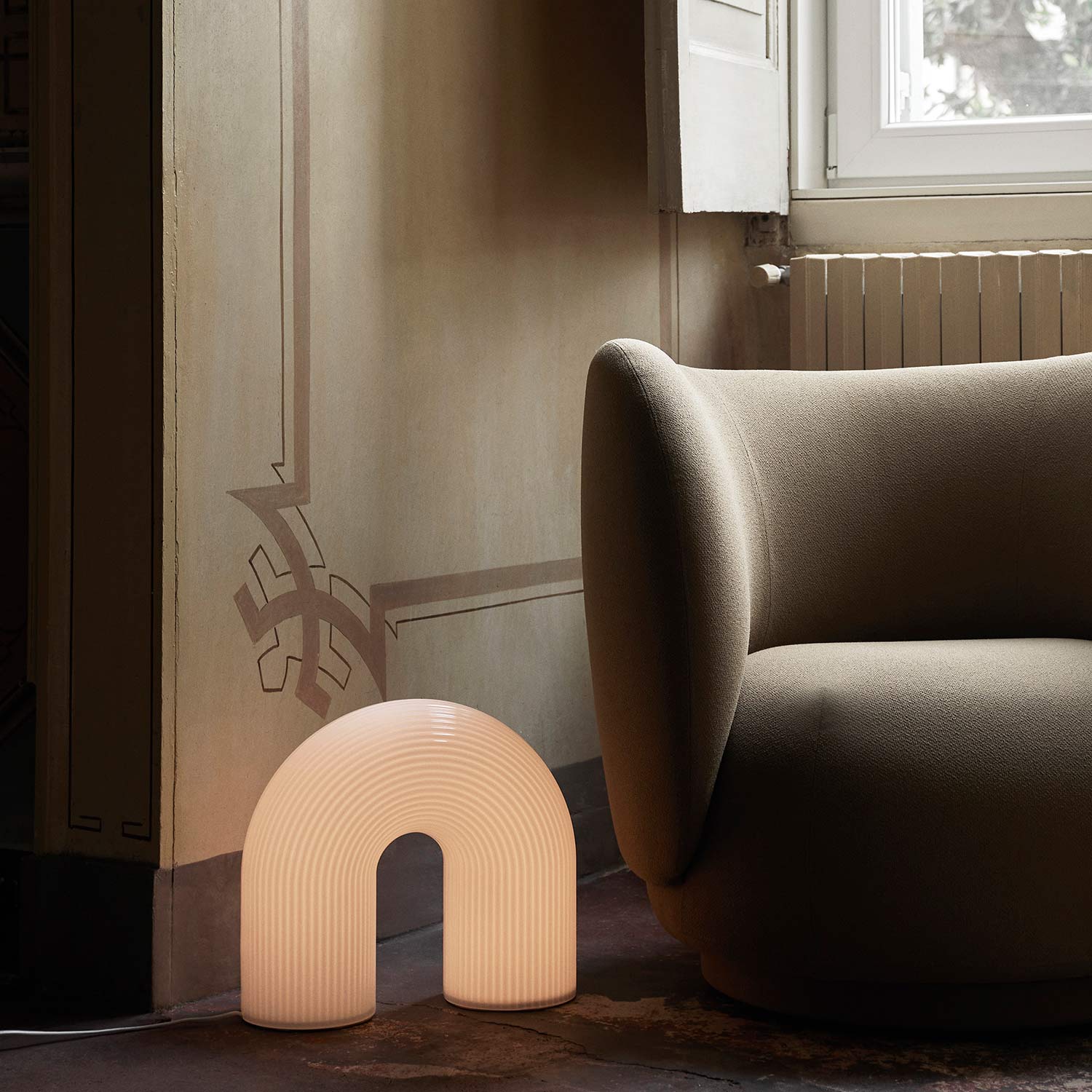 ferm living vuelta stehleuchte sofa wohnzimmer 91379