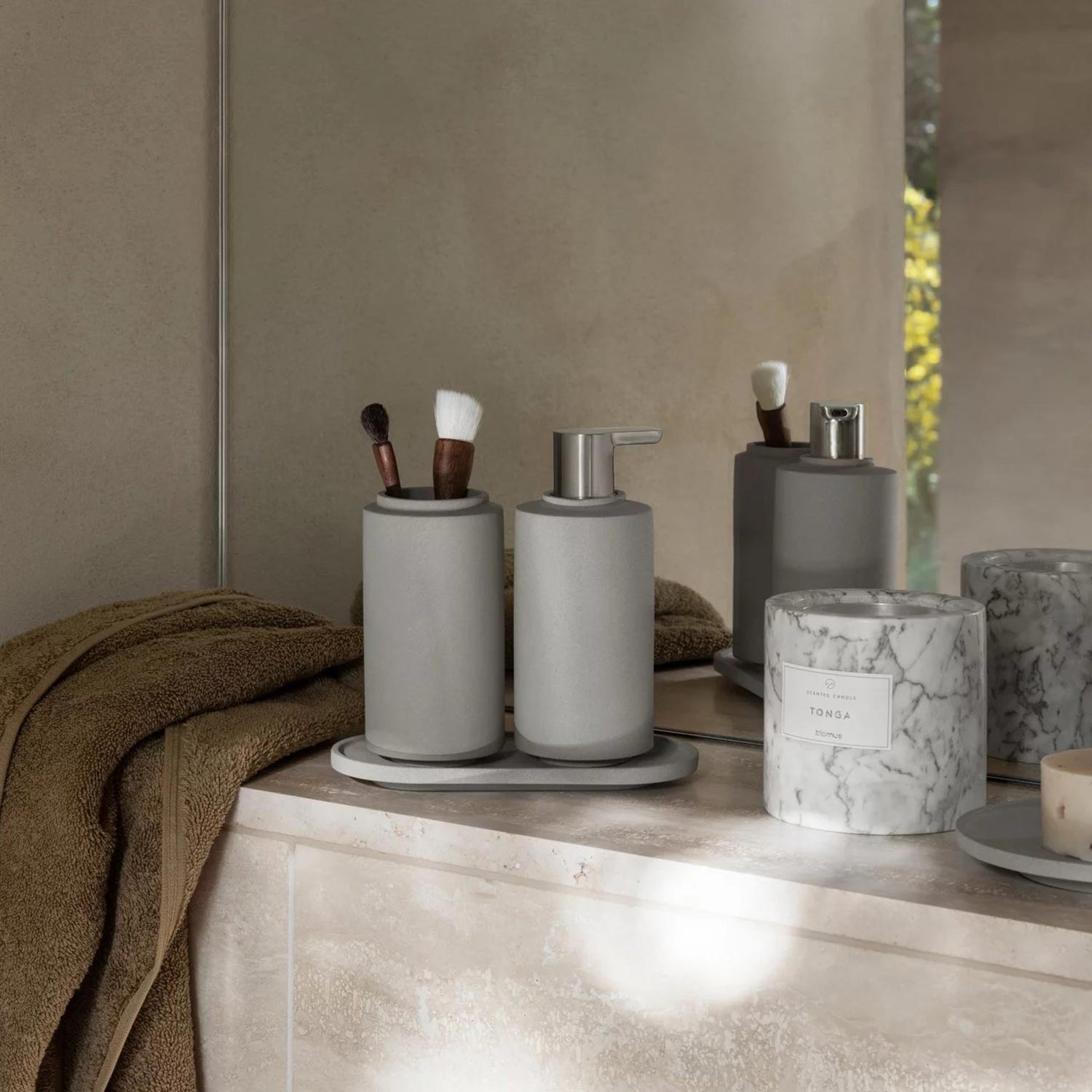 blomus CRETO Seifenspender micro chip 65493 auf Ablage im Bad 104627