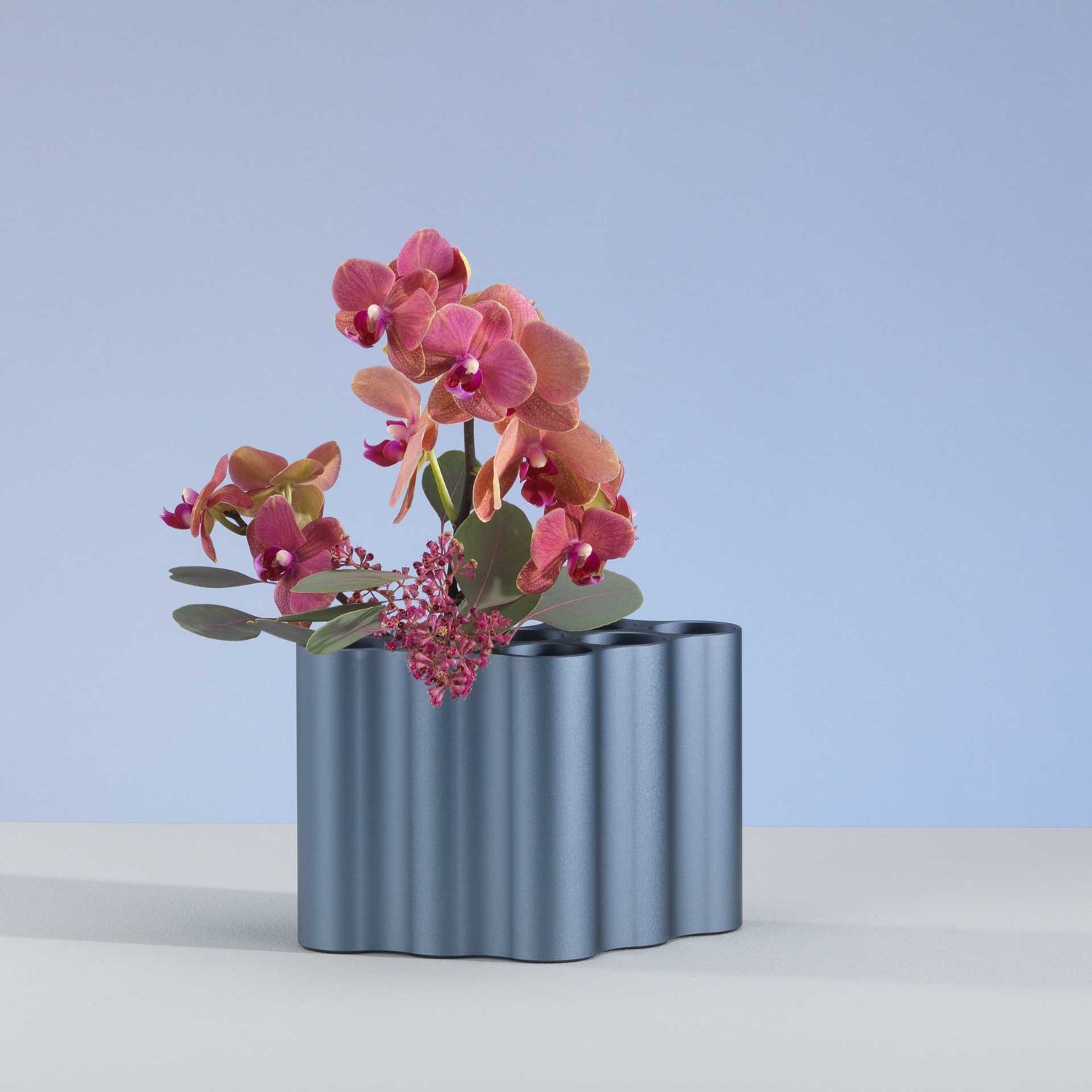 Vitra - Nuage Vase small stahlblau eloxiert